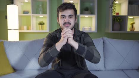 un joven positivo dando charlas motivadoras y alentadoras en casa.
