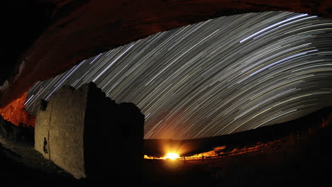 Zeitraffer-Sternspur-Streift-über-Ein-Chacoan-Rock-House-In-Gallo-Wash-Im-Chaco-Culture-National-Historic-Park-New-Mexico