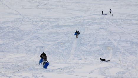 冬天在山上滑雪的人