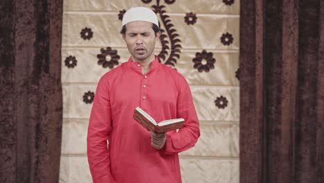 Muslim-man-reading-poetry-to-the-audience