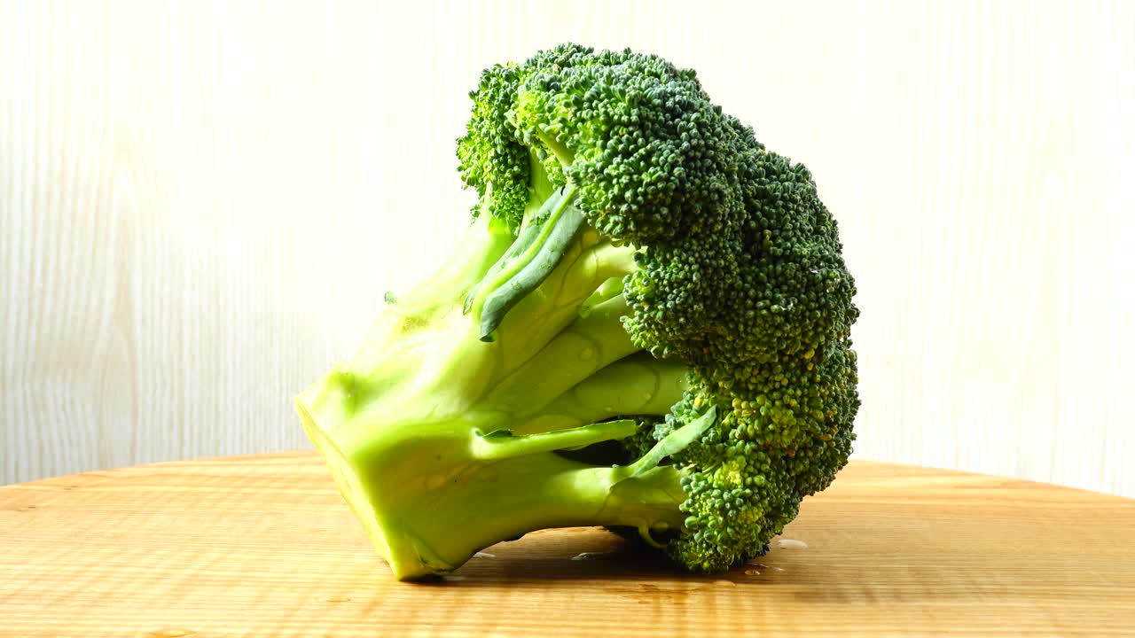 Riprese di broccoli in movimento. Tagliere.