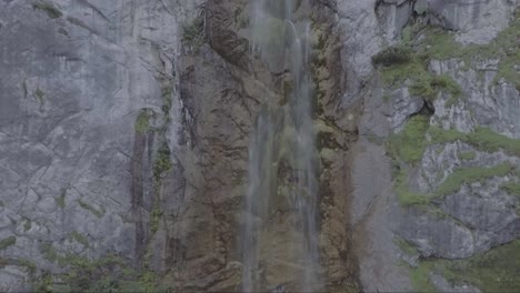 Antena-Ascendente-De-Una-Cascada-Muy-Alta-En-El-Bosque-Primitivo-De-Perucica-En-Bosnia