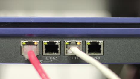 los cables de red para conectar el puerto de un interruptor para conectar la red de internet