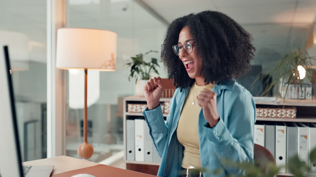Imprenditrice felice e di successo in un ufficio moderno
