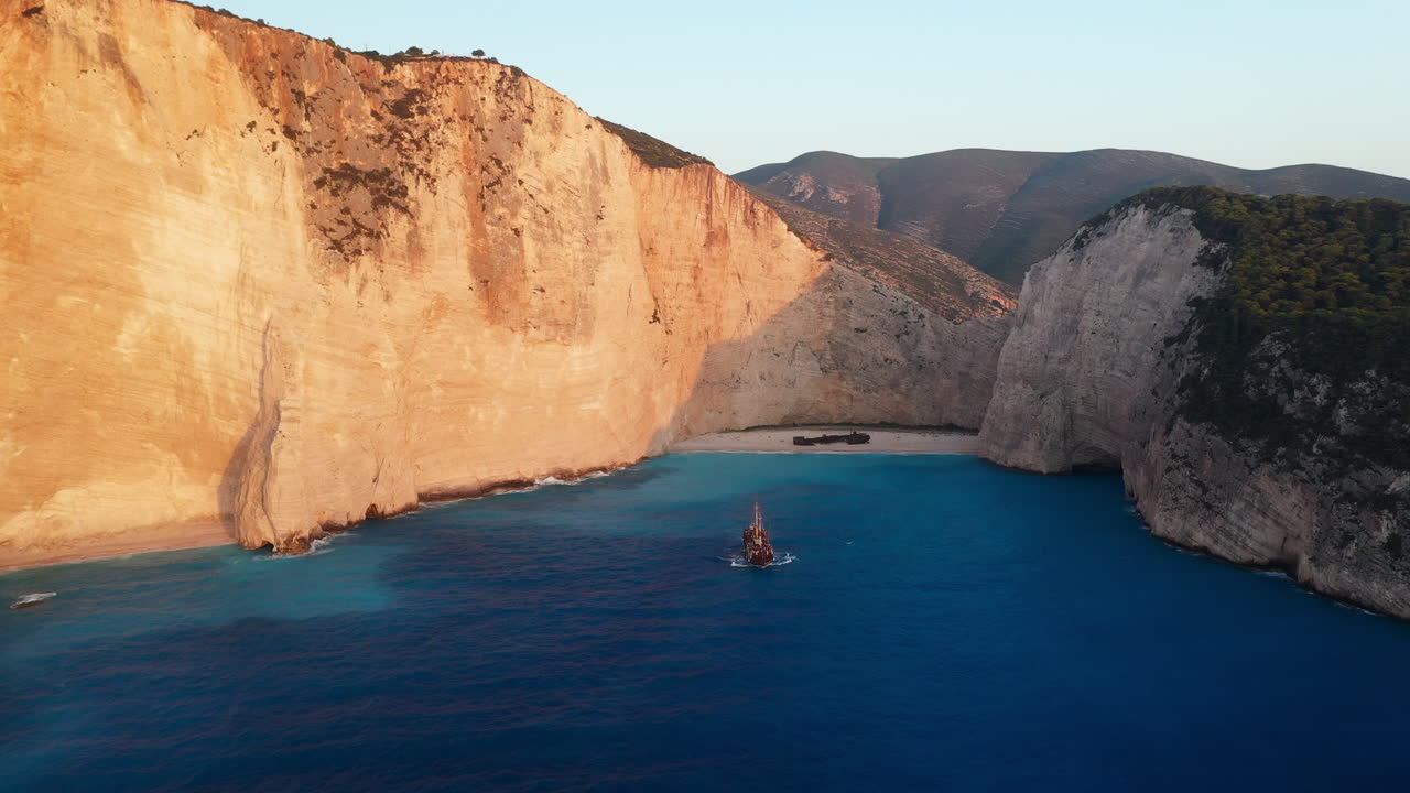 fotografía cinematográfica de la playa de navagio con un crucero en el puerto