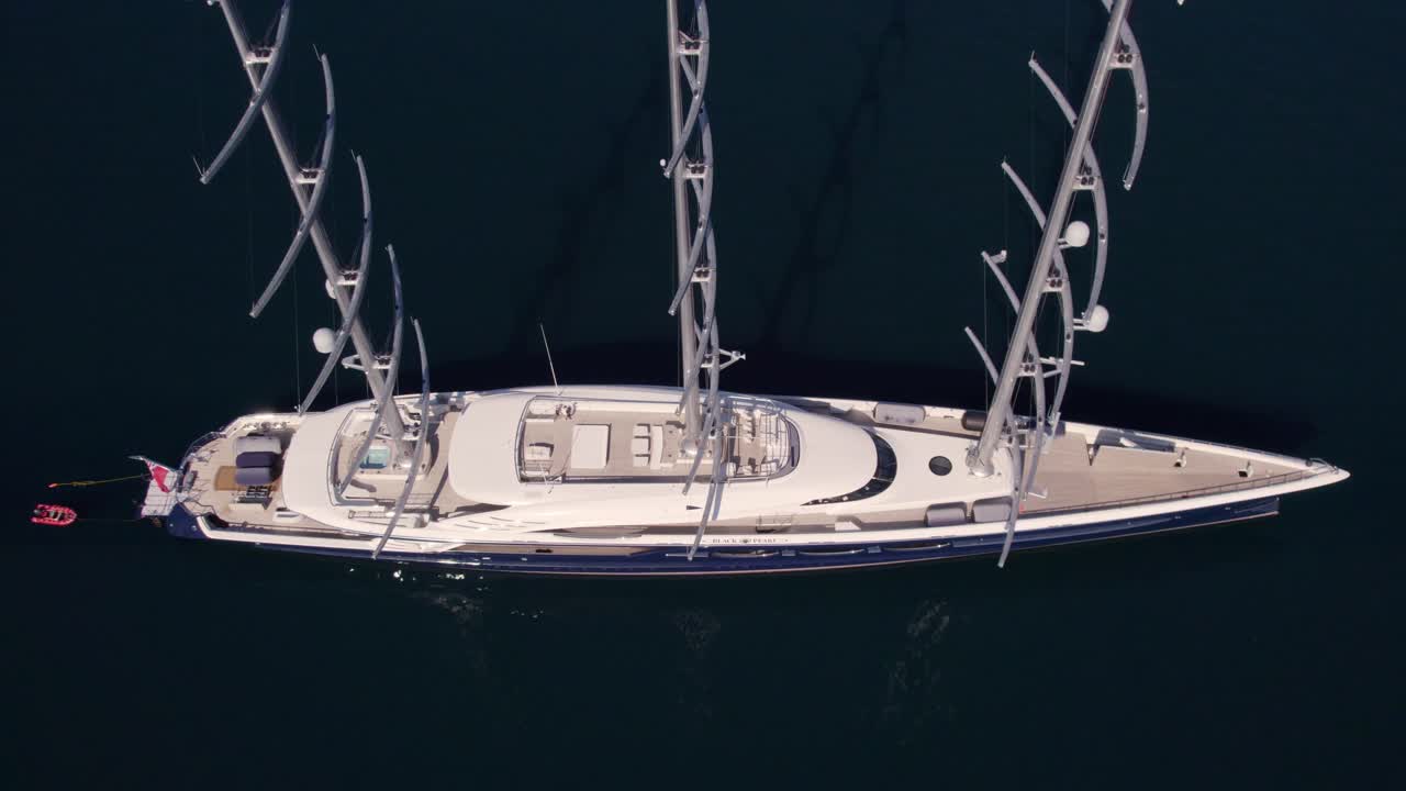 Yacht Black Pearl ancorato nella Baia di Cattaro, Montenegro, ripresa aerea