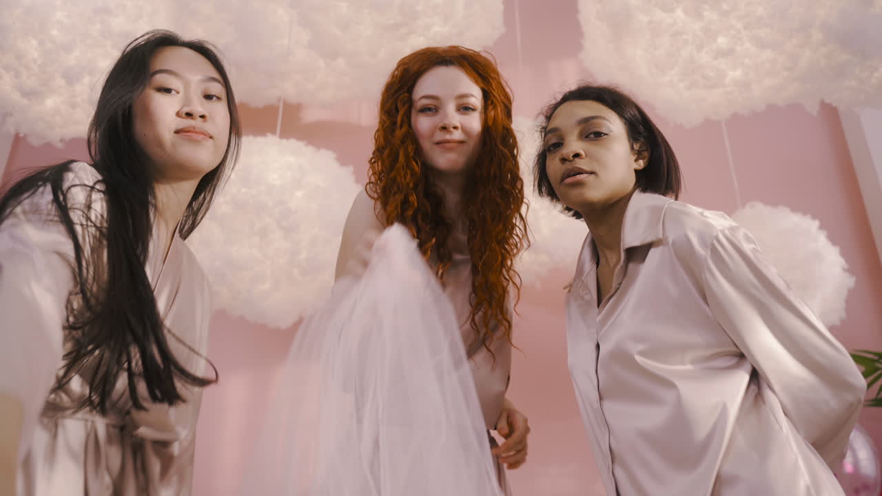 독신 파티에서 춤을 추는 세 명의 다민족 친구의 밑면 1