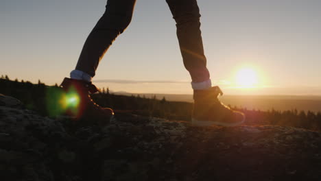 Beine-In-Trekkingschuhen-Gehen-Den-Bergkamm-Entlang-Vor-Der-Kulisse-Der-Aufgehenden-Sonne-Reisen-Und