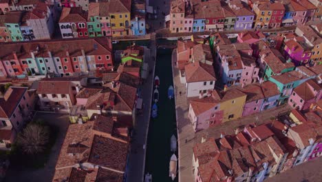 Canal-De-Agua-Con-Barcos-Que-Recorren-La-Pintoresca-Y-Colorida-Ciudad-De-Burano