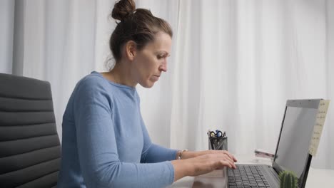 Zoom-In-Bewegung,-Professionelle-Geschäftsfrau-Gestresst,-Wegen-Laptop-Ausfall,-Heimbüro