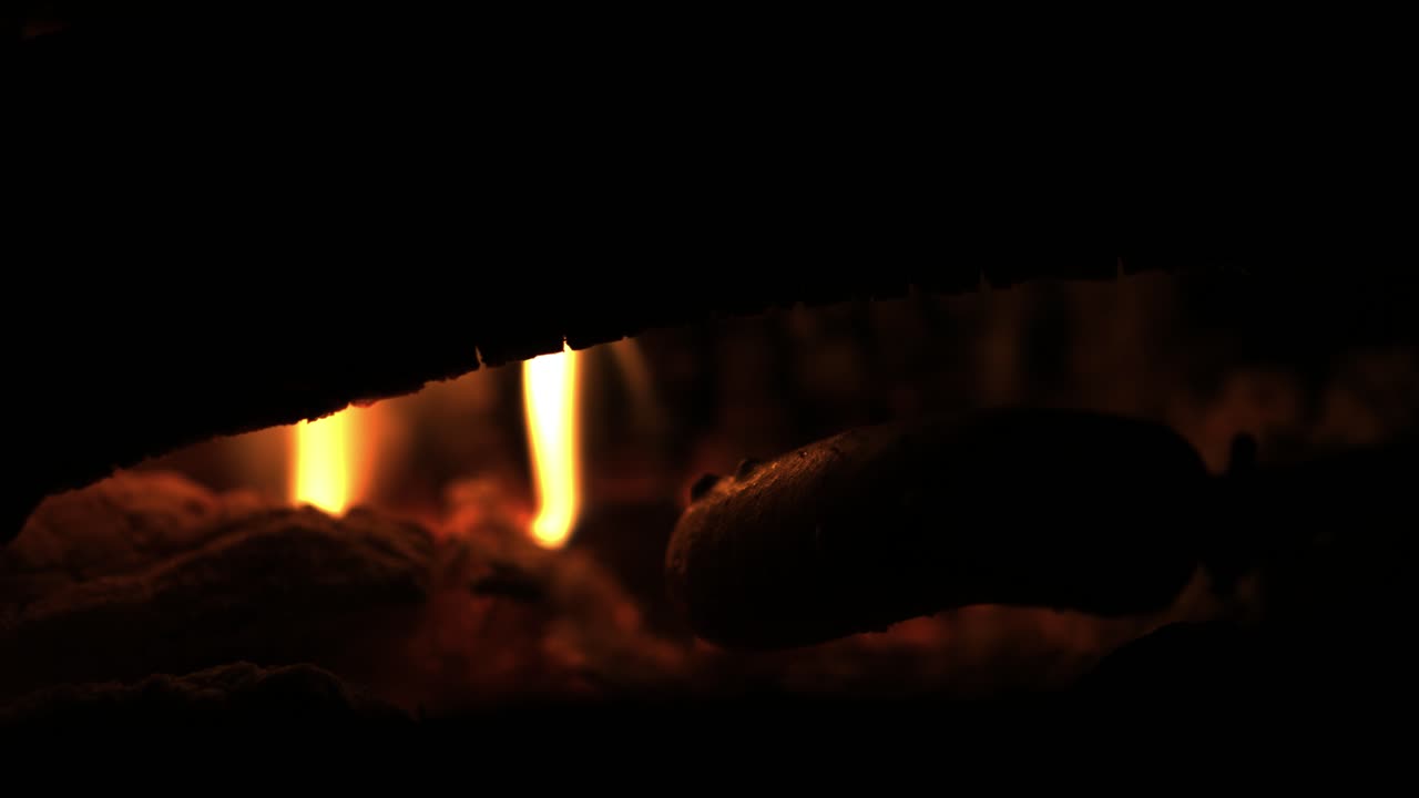 불 위에서 구워지는 소시지