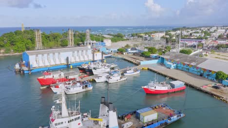 Schiffe-Unterschiedlicher-Größe,-Die-Im-Hafen-Von-Puerto-Plata-An-Der-Karibischen-Küste-Angedockt-Sind