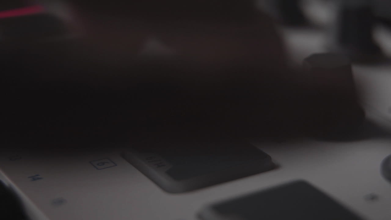 홈 뮤직 스튜디오에서 미디 키보드의 손가락으로 드럼 패드 연주