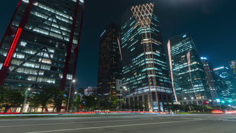 Seoul-Yeouido-Geschäftsviertel-Nachtverkehr-Zeitraffer-Auf-Der-Yeoui-Daero-Straße-Mit-Blick-Auf-Beleuchtete-Wolkenkratzer-Hochhäuser-In-Der-Perspektive-–-Statischer-Weiter-Tiefwinkel