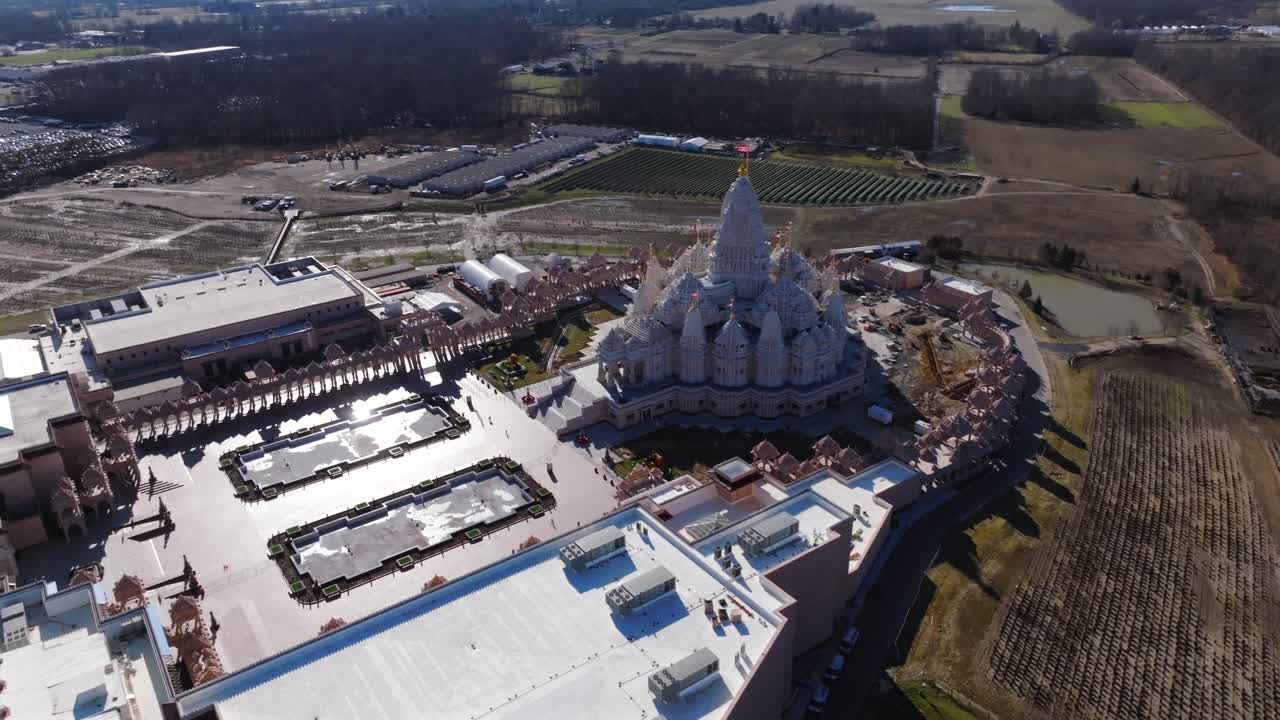 로빈스빌에 있는 스리 스와미나라 사원의 공중 뷰 (sri swaminarayan mandir in robbinsville, twp, nj) 는 이 많은 날에 문을 닫았다.