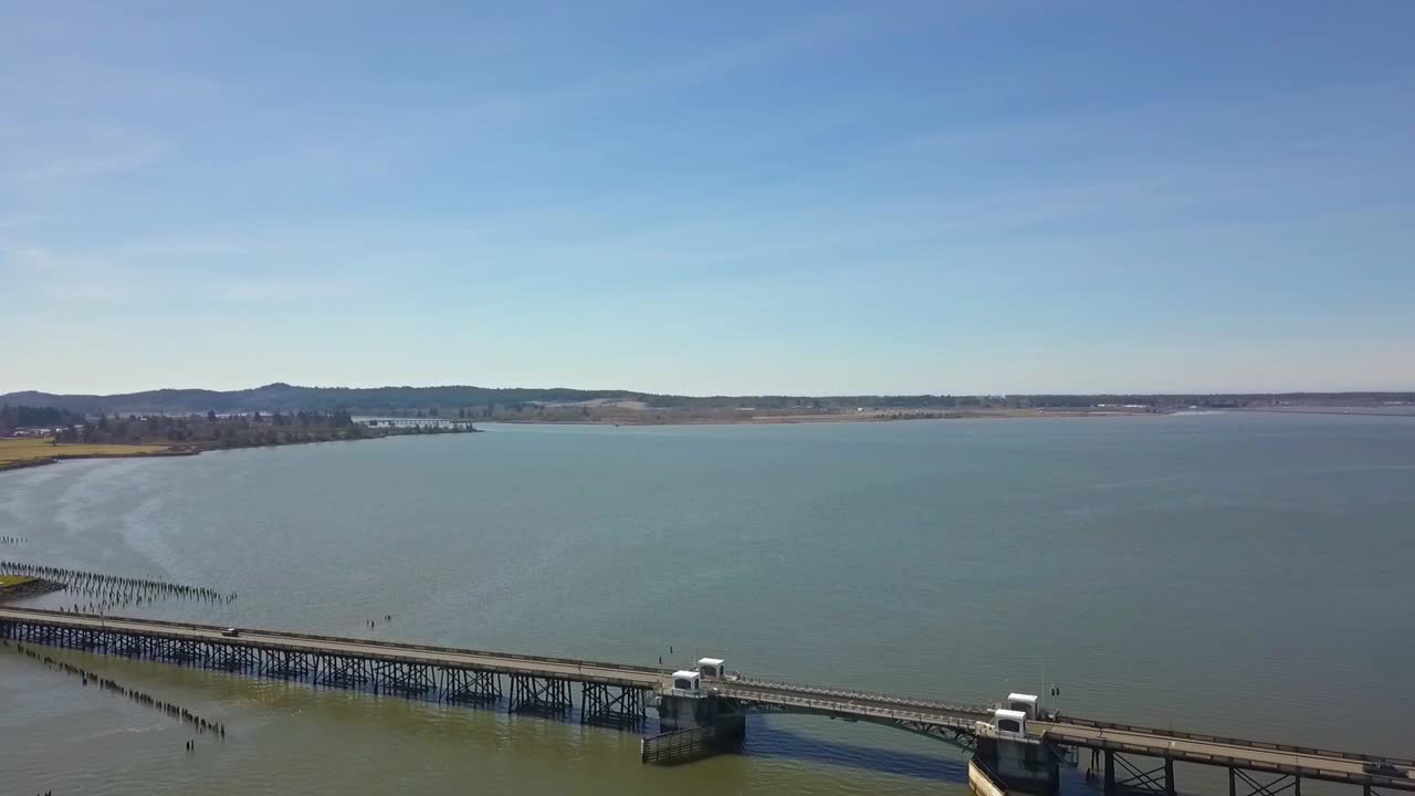 drone aéreo sobre el puente en slough to bay