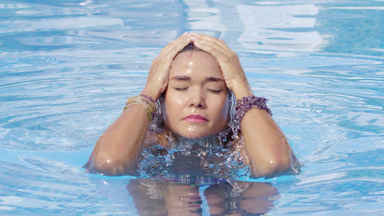 비키니와 팔찌를 착용하는 아름다운 여자