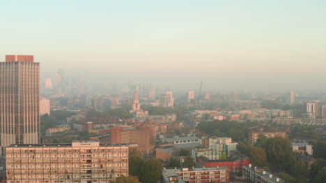 Toma-Aérea-Hacia-El-Limehouse-De-La-Iglesia-De-St-Annes-Al-Amanecer.