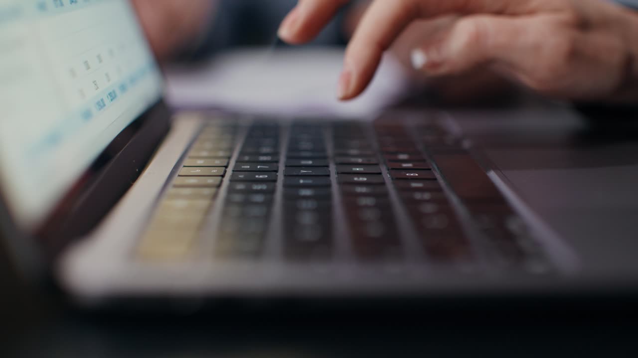 persona trabajando en una computadora portátil