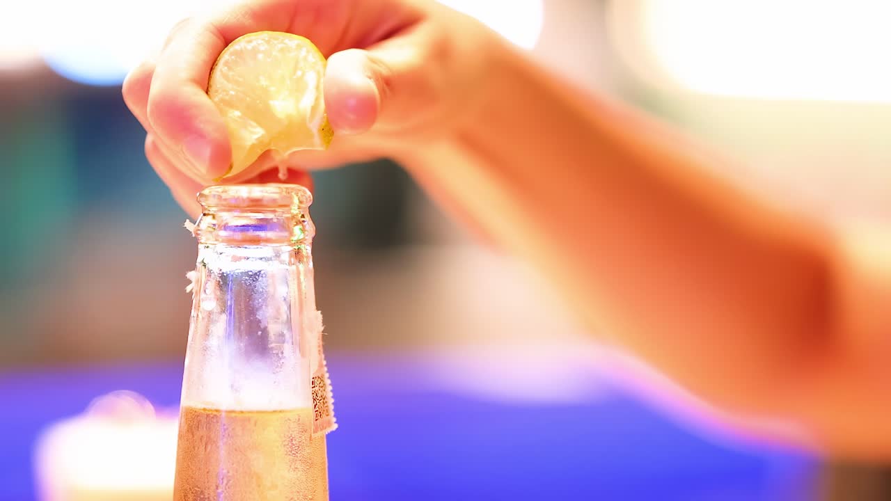 맥주 병 에 레몬 을 손 으로 압축 하는 것