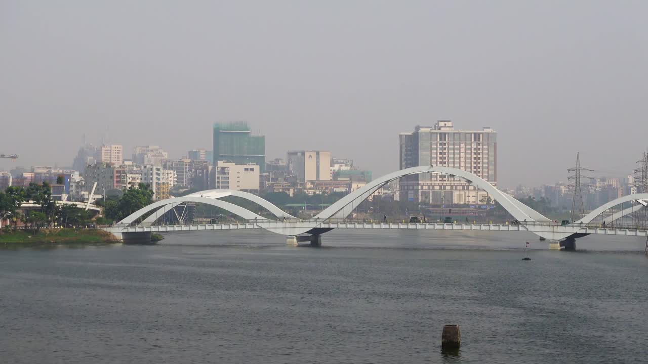 도시 풍경 에 있는 강 을 가로지르는 현대적 인 다리