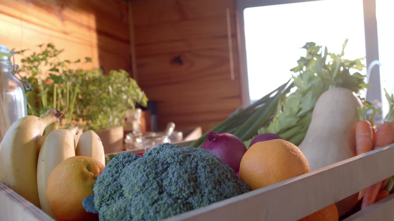 ⁇ 은 부 ⁇ 에서 카운터탑에 유기농 채소의 상자, 느린 움직임