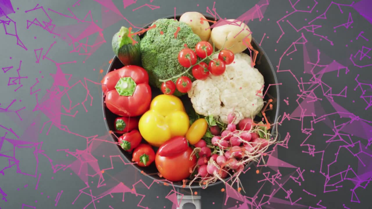 Linee di rete animate che emergono e crescono attorno a una padella con verdure per evidenziare un motivo digitale