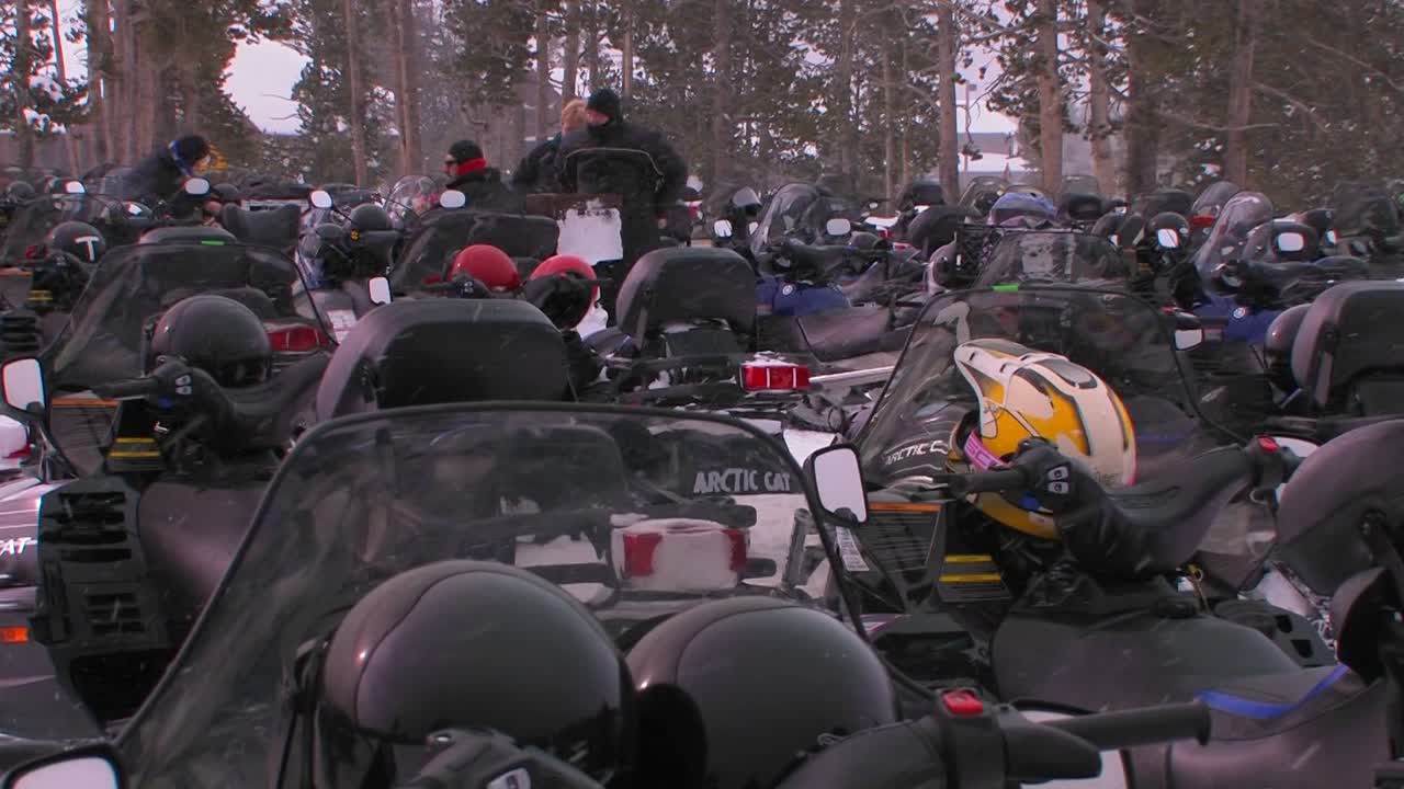 많은 설상차가 설상차 주차장에 줄지어 있습니다.