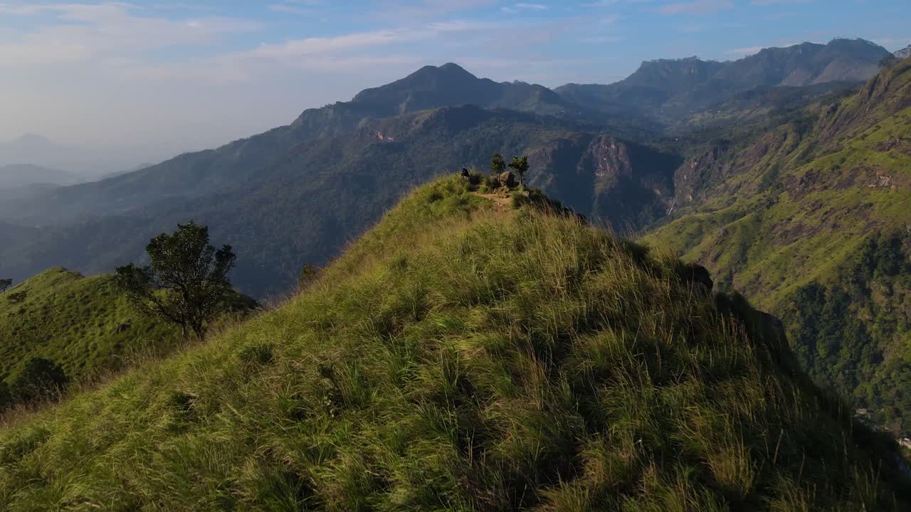 Una ripresa con drone di pendii verdi sul Little Adam's Peak al mattino