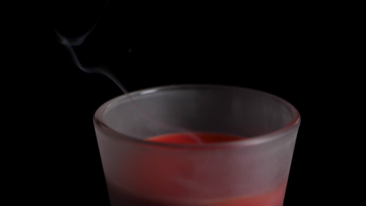 Fumo che si alza da una candela rossa appena spenta
