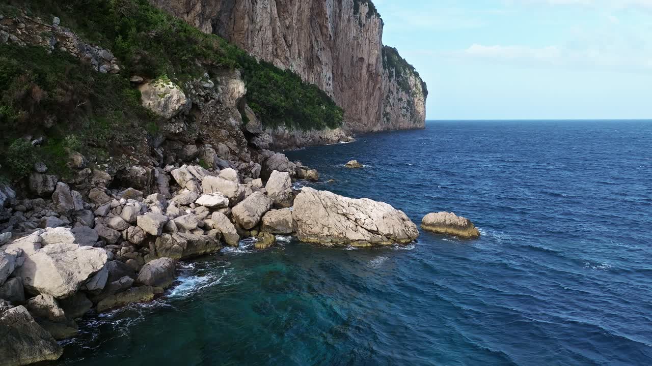 vista desde el acantilado de la escarpada costa de capri, mar azul, día soleado, fotografía aérea