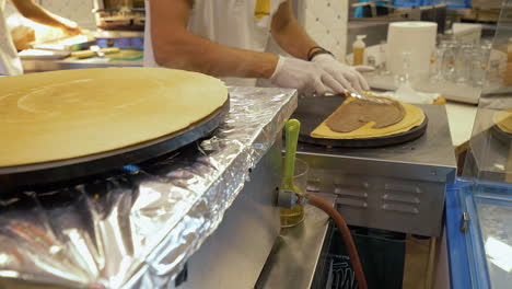 Street-Food-Süßer-Crêpe-Mit-Schokoladenaufstrich