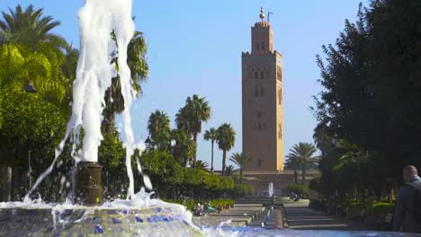 fuente de agua en la mezquita koutoubia