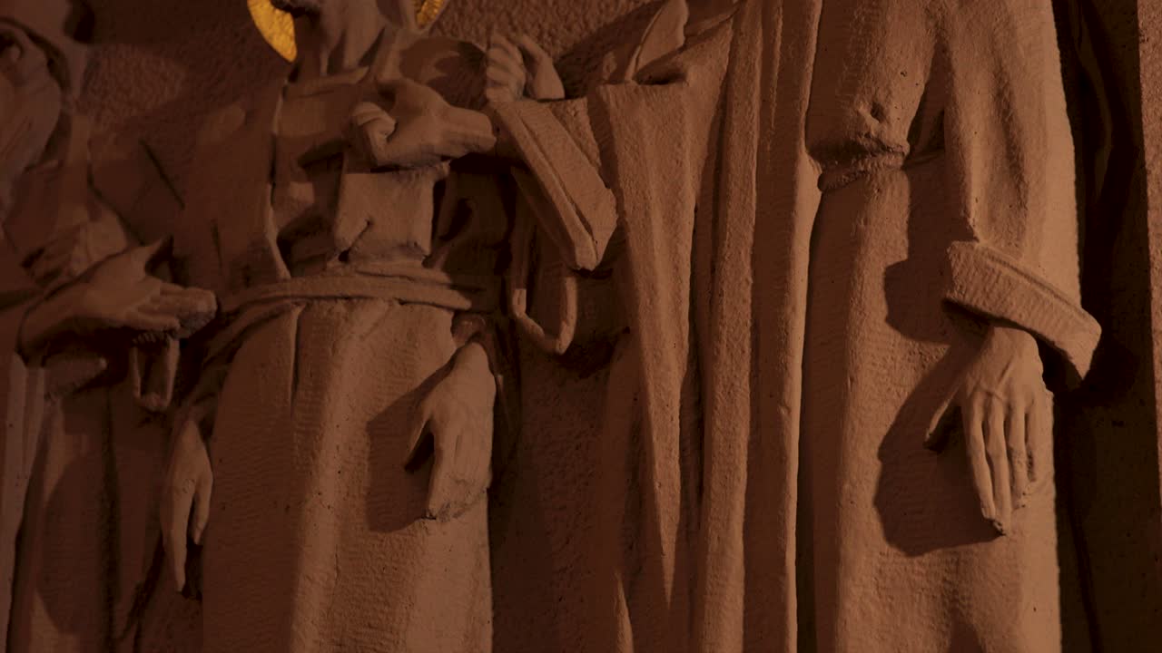 Antiguas figuras de Jesús y santos en una iglesia de Europa Central, capturadas en resolución 4K.