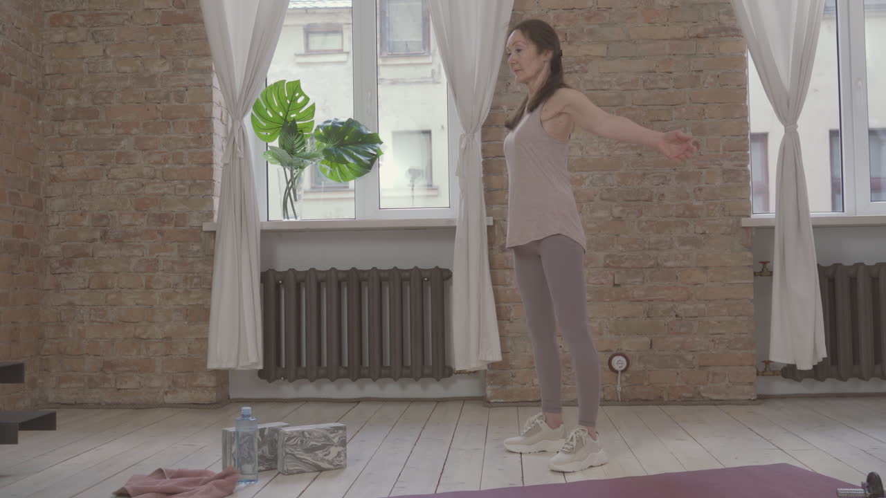 anciana haciendo sentadillas y ejercicios en casa