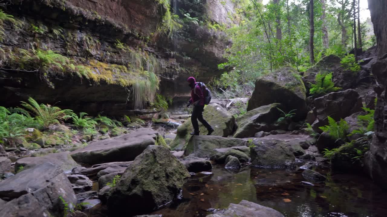 chica indígena australiana cruzando un cañón en las montañas azules, nsw australia