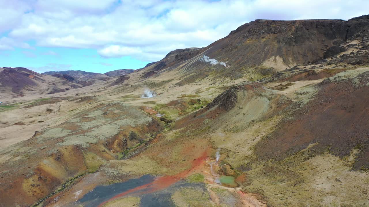 hermosa antena sobre la región geotérmica de hveragerdi a lo largo de la dorsal mesoatlántica en islandia