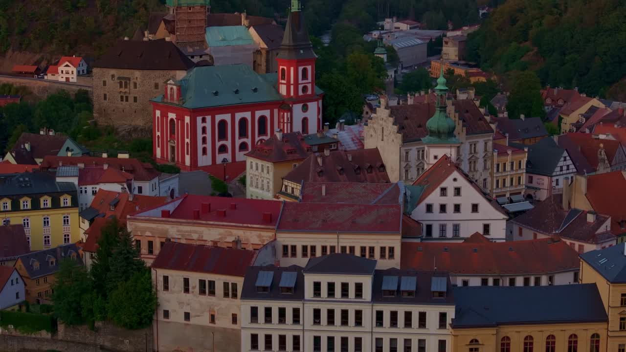 Góry i las otaczające wieś Loket i rzekę Ohře o zachodzie słońca, Czechy