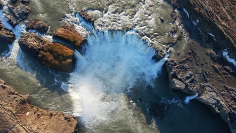 Río-Islandés-Y-Cascada-Con-Montañas-En-El-Espectáculo-De-Drones-De-Fondo-En-4k