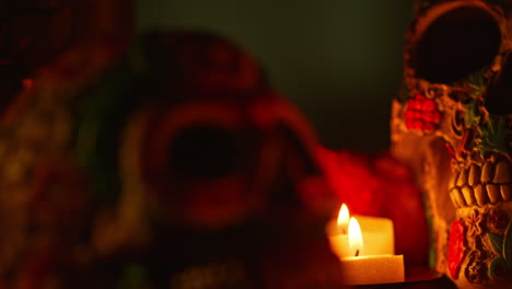 cerca de la naturaleza muerta de cráneos decorados iluminados por velas celebrando la fiesta mexicana de dia de muertos o día de los muertos 1