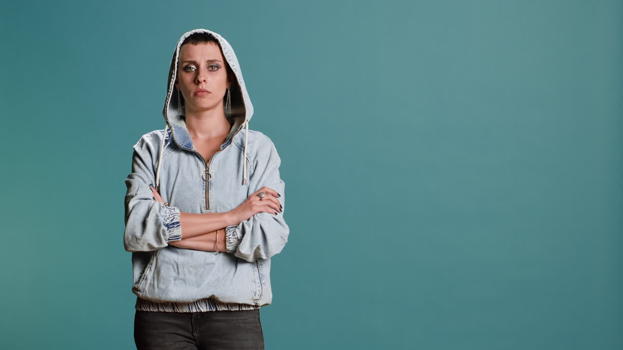 Ritratto di una donna con felpa e braccia conserte