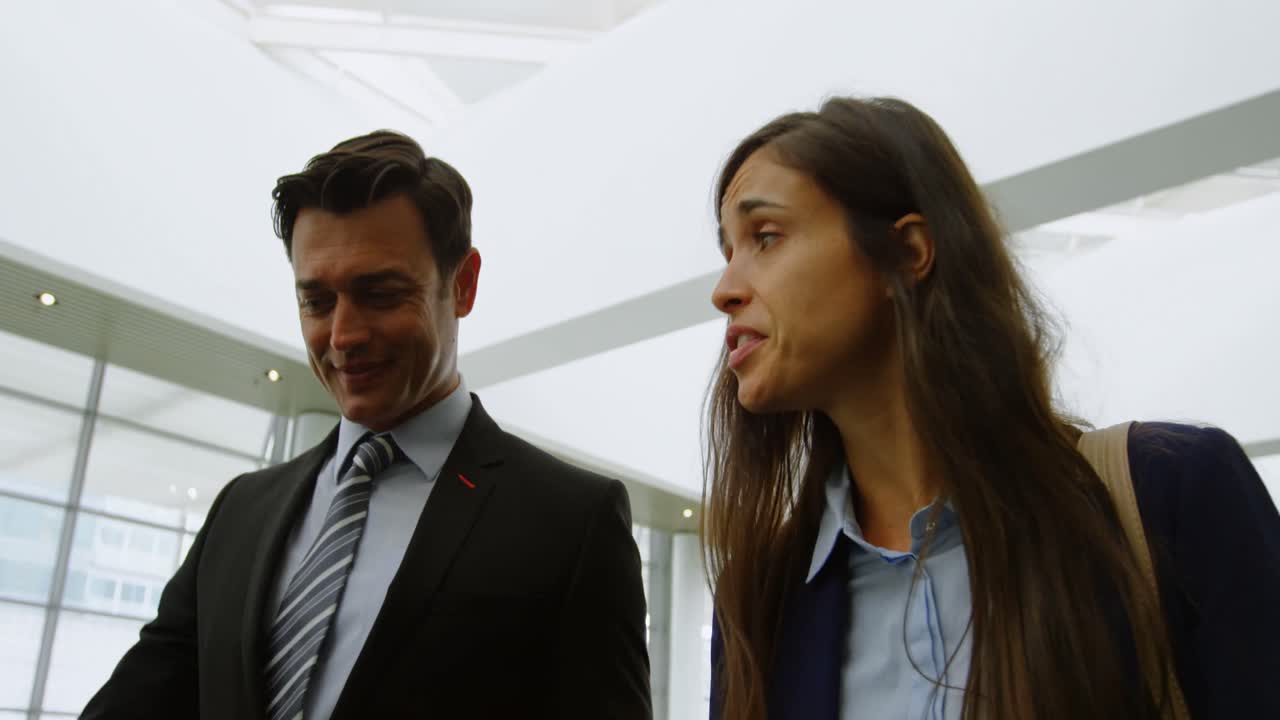 mujer de negocios frustrada hablando con un hombre de negocios 4k