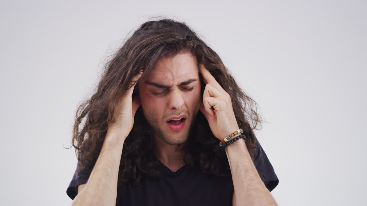 la víctima de un dolor de cabeza