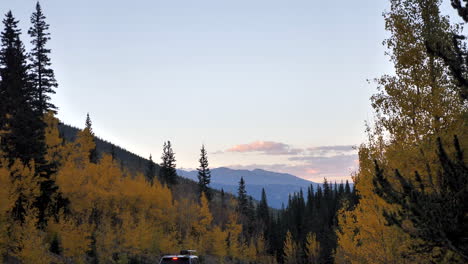 Puesta-De-Sol-De-Otoño-En-Las-Montañas-Con-Vehículo-Viajando