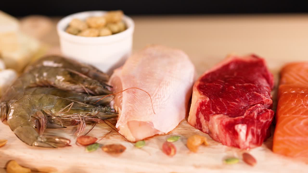 다양한 고기, 견과류, 유제품