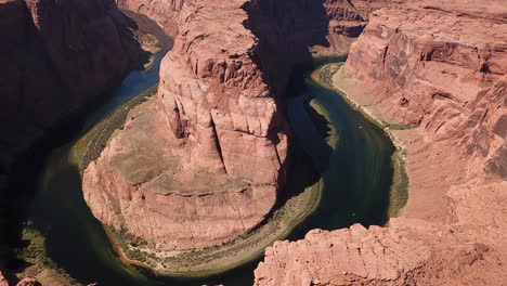 Tiro-Aéreo-Ascendente-De-La-Curva-De-La-Herradura,-Hermoso-Paisaje-Del-Desfiladero-Del-Desierto-En-Arizona