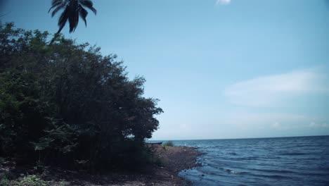 Wandern-Entlang-Der-Küste-Auf-Der-Insel-Ometepe