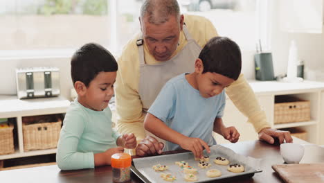 Großvater,-Enkelkinder-Und-Kekse-Backen