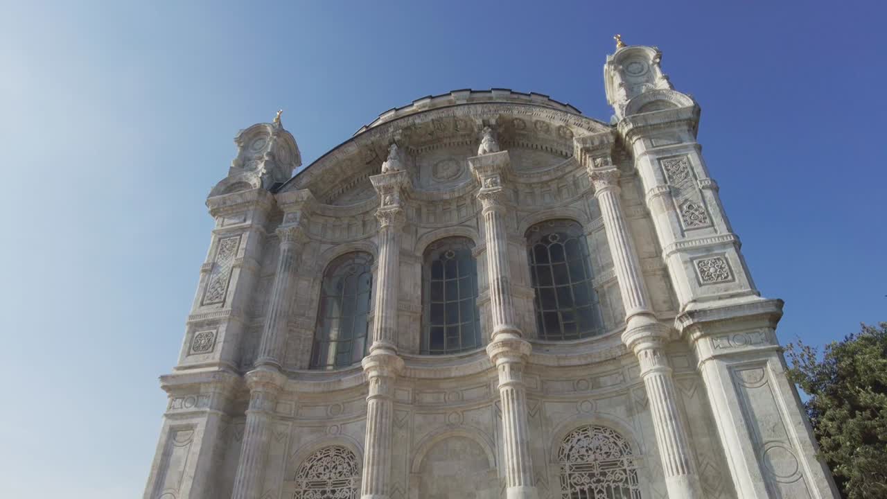 mezquita de ortakoy en las orillas del bósforo. turquía estambul septiembre 2021