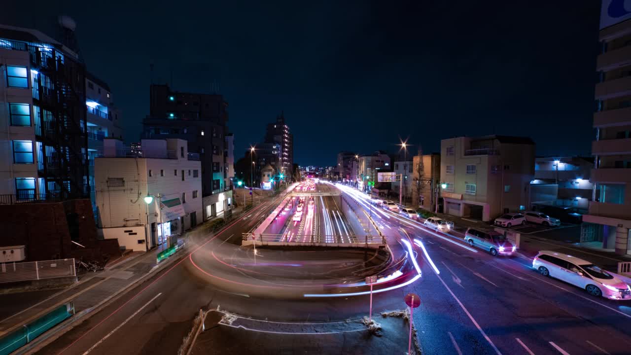 un timelapse nocturno del atasco de tráfico en la calle de la ciudad en tokio.